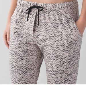 Lululemon Jet Crop Slim Luon Pants in Dottie Dash Grain Black Tan Joggers